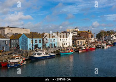 Des bateaux amarrés le long du port de Weymouth, au quai de Weymouth, à Weymouth, au Dorset, au Royaume-Uni, en octobre Banque D'Images