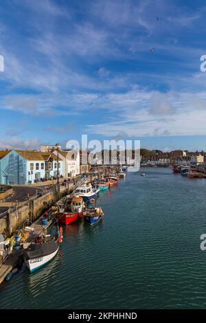 Des bateaux amarrés le long du port de Weymouth, au quai de Weymouth, à Weymouth, au Dorset, au Royaume-Uni, en octobre Banque D'Images