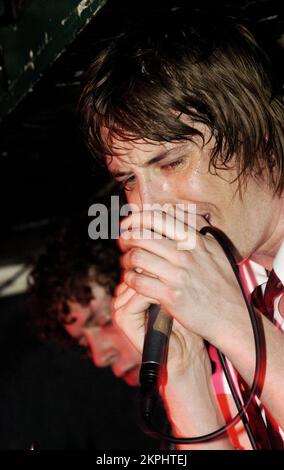 Johnny Cooke chanteur avec le groupe de punk britannique DOGS au Barfly Club de Cardiff, février 3 2005. Photo : ROB WATKINS Banque D'Images