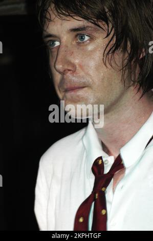 Johnny Cooke chanteur avec le groupe de punk britannique DOGS au Barfly Club de Cardiff, février 3 2005. Photo : ROB WATKINS Banque D'Images