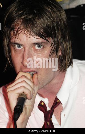 Johnny Cooke chanteur avec le groupe de punk britannique DOGS au Barfly Club de Cardiff, février 3 2005. Photo : ROB WATKINS Banque D'Images