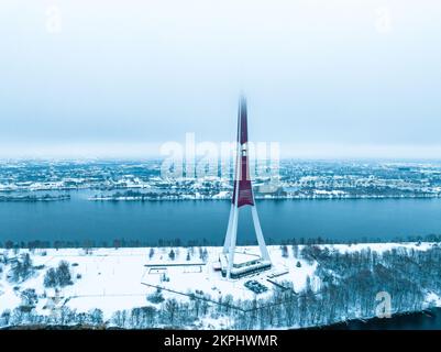 Panorama aérien de la tour de télévision de Riga en hiver et par jour nuageux. Banque D'Images