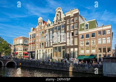 Amsterdam, pays-Bas - 24 juillet 2022: Une vue de quelques maisons historiques dans le centre-ville d'Amsterdam Banque D'Images
