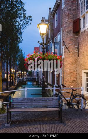 Amsterdam, pays-Bas - 28 juillet 2022 : vue de nuit de deux petits ponts à Delft Banque D'Images