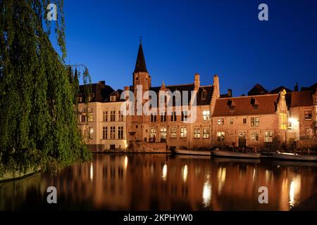 Bruges, Belgique - 29 juillet 2022 : vue nocturne du centre-ville de Bruges Banque D'Images