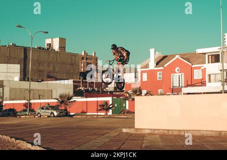 bmx biker faisant un tour de 180 tours dans la rue Banque D'Images