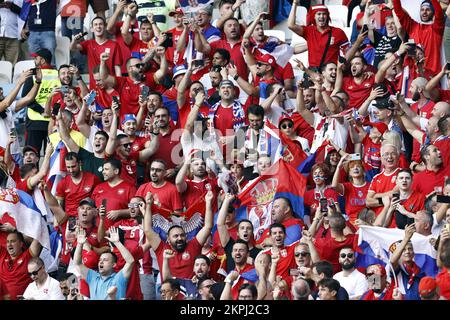 Doha, Qatar. 28th novembre 2022. AL WAKRAH - supporters de Serbie lors de la coupe du monde de la FIFA, Qatar 2022 groupe G match entre le Cameroun et la Serbie au stade Al Janoub sur 28 novembre 2022 à Al Wakrah, Qatar. AP | Dutch Height | MAURICE OF STONE Credit: ANP/Alay Live News Credit: ANP/Alay Live News Credit: ANP/Alay Live News Banque D'Images