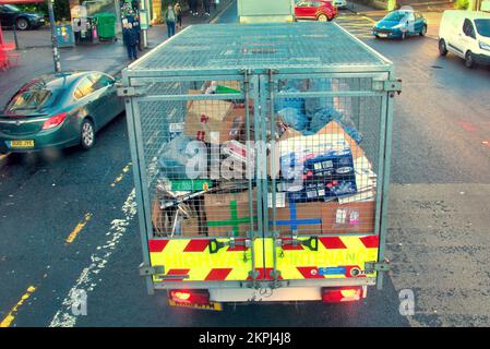 Vue arrière d'une fourgonnette de recyclage ouverte avec articles et sacs pleins à l'intérieur de Glasgow, Écosse, Royaume-Uni Banque D'Images