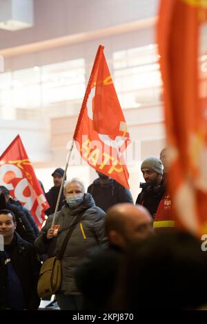 Paris, France. 28th novembre 2022. Les travailleurs de la RATP ont manifesté le lundi 28 novembre 2022 à la Maison de la RATP à Paris, pour l'arrivée de Jean Castex en tant que président de la société. Ils exigeaient un bonus net de 300 euros pour chaque travailleur, soit un total de 25 millions d'euros pour la société de services de mobilité. La musique, les slogans, les pétards et les bombes à fumée ont été la manifestation de leur colère contre « le manque de réponse de la RATP » pendant plus de 6 semaines de grève. Photo de Pauline Gauer/ABACAPRESS.COM crédit: Abaca Press/Alay Live News Banque D'Images