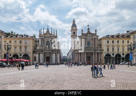 Turin, Italie - 05-06-2022: Vue grand angle de la place San Carlo à Turin avec deux belles églises Banque D'Images