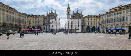 Turin, Italie - 05-06-2022: Vue grand angle de la place San Carlo à Turin avec deux belles églises Banque D'Images