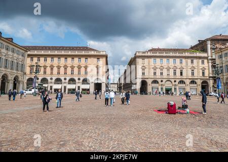 Turin, Italie - 05-06-2022: Vue grand angle de la place San Carlo à Turin avec deux belles églises avec des artistes de rue Banque D'Images