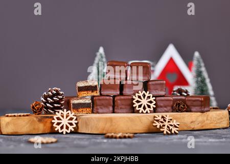 Bonbons traditionnels allemands appelés « Dominosine ».Bonbons de Noël composés de pain d'épice, de gelée et de couches de massepain recouvertes de glaçage au chocolat Banque D'Images