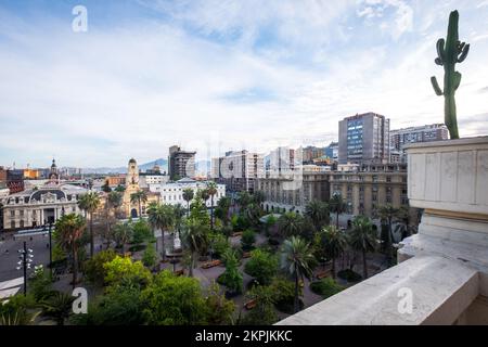 Vue panoramique sur la Plaza de Armas ou la place principale dans le quartier historique de Santiago, au Chili Banque D'Images