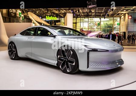 Une start-up française dévoile une berline à hydrogène Hoppium Machina au salon de l'automobile de Paris, France - 17 octobre 2022. Banque D'Images