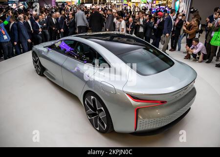 Le président de la France Emmanuel Macron visite la berline à hydrogène Hoium Machina au salon de l'automobile de Paris, France - 17 octobre 2022. Banque D'Images