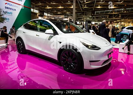 Tesla modèle y entièrement électrique, véhicule utilitaire sport de taille moyenne présenté au salon de l'automobile de Paris, France - 17 octobre 2022. Banque D'Images