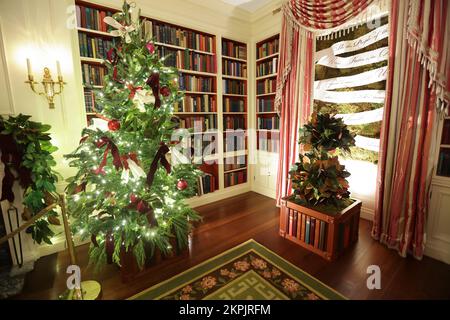 Washington, États-Unis. 28th novembre 2022. La bibliothèque est décorée pour Noël à la Maison Blanche sur 28 novembre 2022 à Washington, DC à Washington, DC. (Photo d'Oliver Contreras/SIP?A USA) Credit: SIPA USA/Alay Live News Banque D'Images