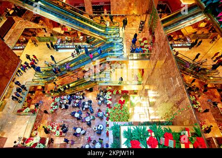 New York. Manhattan. États-Unis. L'atrium de la Trump Tower Banque D'Images