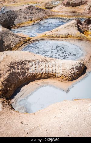 Piscines de boue bouillante dans la zone géothermique du sol de Mañana (soleil du matin) dans la réserve nationale Eduardo Avaroa, Bolivie Banque D'Images