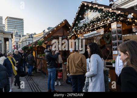 Marché de Noël de yuletide étals situé sur Trafalgar Square, foire saisonnière vendant des cadeaux, de la nourriture et des boissons en face de la National Gallery, Londres, Royaume-Uni Banque D'Images