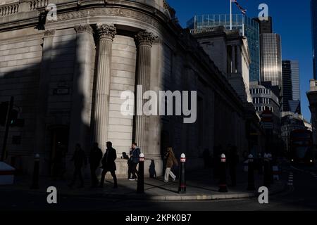 L'après-midi, les employés de la ville s'estompent à l'extérieur de la Banque d'Angleterre, à l'angle de la gare de la banque, tandis que la ville traverse le métier à tisser financier, au Royaume-Uni Banque D'Images