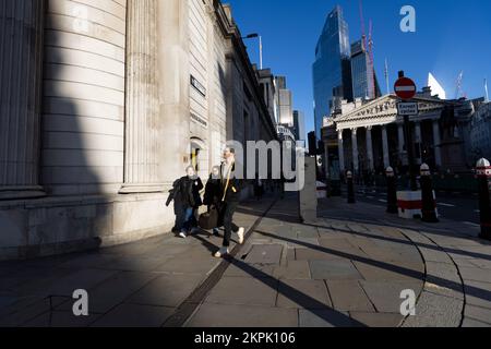 L'après-midi, les employés de la ville s'estompent à l'extérieur de la Banque d'Angleterre, à l'angle de la gare de la banque, tandis que la ville traverse le métier à tisser financier, au Royaume-Uni Banque D'Images