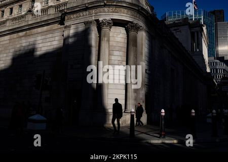 L'après-midi, les employés de la ville s'estompent à l'extérieur de la Banque d'Angleterre, à l'angle de la gare de la banque, tandis que la ville traverse le métier à tisser financier, au Royaume-Uni Banque D'Images