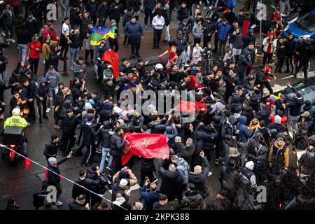 LA HAYE - les fans marocains de football célèbrent à l'Hoefkade après que l'équipe nationale a remporté la coupe du monde contre la Belgique. Là où le quartier devient complètement orange dans la plupart des rues, il y a aussi beaucoup de rouge et de vert, du drapeau du Maroc. ANP RAMON VAN FLYMEN pays-bas sortie - belgique sortie Banque D'Images