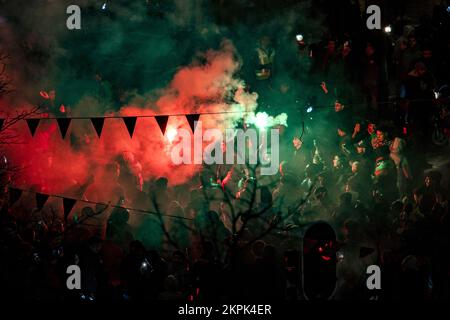 LA HAYE - les fans marocains de football célèbrent à l'Hoefkade après que l'équipe nationale a remporté la coupe du monde contre la Belgique. Là où le quartier devient complètement orange dans la plupart des rues, il y a aussi beaucoup de rouge et de vert, du drapeau du Maroc. ANP RAMON VAN FLYMEN pays-bas sortie - belgique sortie Banque D'Images