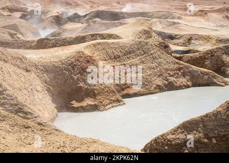 Piscines de boue bouillante dans la zone géothermique du sol de Mañana (soleil du matin) dans la réserve nationale Eduardo Avaroa, Bolivie Banque D'Images