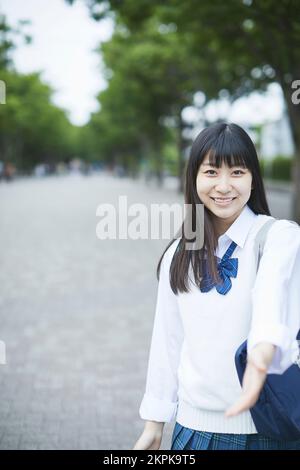 Fille japonaise souriante au lycée Banque D'Images