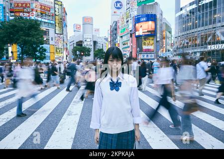 Fille d'école secondaire japonaise à Shibuya Scramble Crossing Banque D'Images