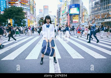 Fille d'école secondaire japonaise à Shibuya Scramble Crossing Banque D'Images