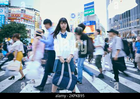 Fille d'école secondaire japonaise à Shibuya Scramble Crossing Banque D'Images