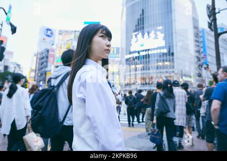 Fille d'école secondaire japonaise à Shibuya Scramble Crossing Banque D'Images