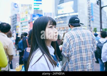 Fille d'école secondaire japonaise à Shibuya Scramble Crossing Banque D'Images