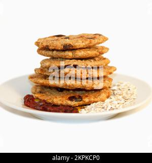 Délicieux gâteaux naturels de flocons d'avoine avec baies cuites à la maison pour les végétariens sur un fond blanc, fait à la main Banque D'Images