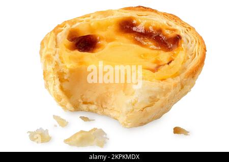 Tarte aux œufs de crème anglaise portugaise partiellement mangée avec chapelure isolée sur blanc. Banque D'Images