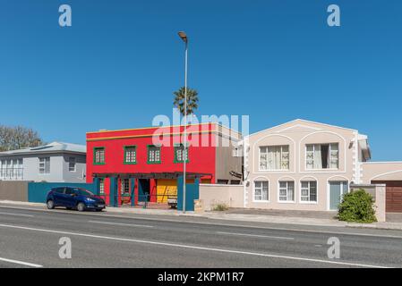 Hermanus, Afrique du Sud - 20 septembre 2022 : une scène de rue, avec des maisons et une voiture, à Hermanus, dans la province du Cap occidental Banque D'Images