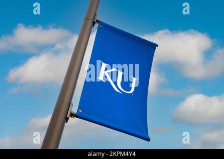 LAWRENCE, KS, USA - 2 NOVEMBRE 2022 : drapeau étudiant et devise sur le campus de l'Université du Kansas. Banque D'Images