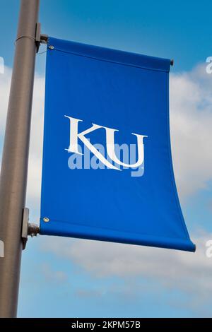 LAWRENCE, KS, USA - 2 NOVEMBRE 2022 : drapeau étudiant et devise sur le campus de l'Université du Kansas. Banque D'Images