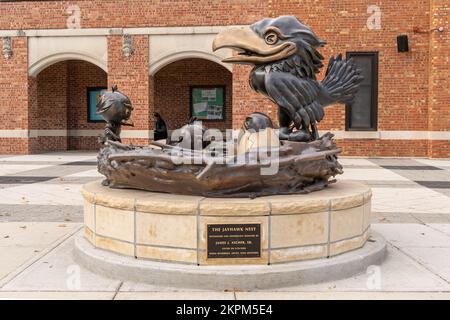 LAWRENCE, KS, USA - 2 NOVEMBRE 2022 : la statuesur le campus de l'Université du Kansas, le Jayhawk Nest. Banque D'Images