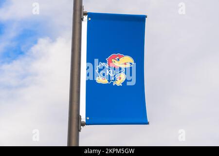 LAWRENCE, KS, USA - 2 NOVEMBRE 2022 : drapeau étudiant et devise sur le campus de l'Université du Kansas. Banque D'Images