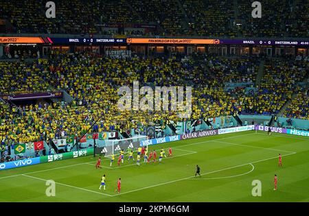 Vue générale de l'action devant une grande partie de fans brésiliens lors du match G de la coupe du monde de la FIFA au stade 974 à Doha, Qatar. Date de la photo: Lundi 28 novembre 2022. Banque D'Images