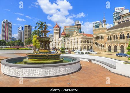 Photo de la fontaine de la place Merdeka à Kuala Lumpur surplombant le bâtiment Sultan Abdul Samad pendant la journée dans un ciel bleu photographié à Malay Banque D'Images
