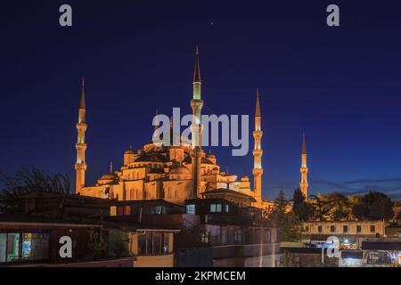 Prise de vue de nuit de la mosquée du Sultan Ahmet à Istanbul photographiée à l'heure bleue en mai 2016 Banque D'Images