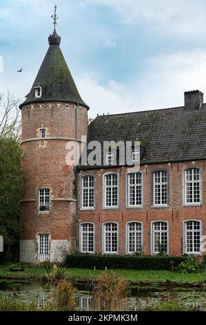 Ternat, région du Brabant flamand, Belgique, 11 04 2022 - Tour et façade du château et de l'étang en pierre de Kruikeburg Banque D'Images