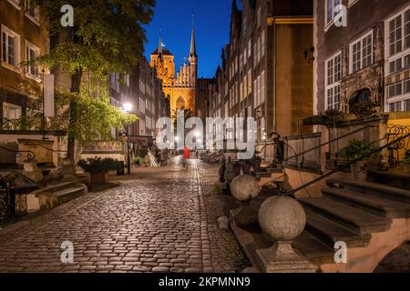 Mariacka rue de nuit dans la vieille ville de Gdansk ville en Pologne. Rue pavée établie autour de 14th siècle, bordée de maisons historiques avec per Banque D'Images