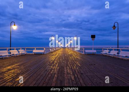 Jetée en bois sur la mer Baltique à l'aube à Gdynia Orlowo, Pologne. Banque D'Images